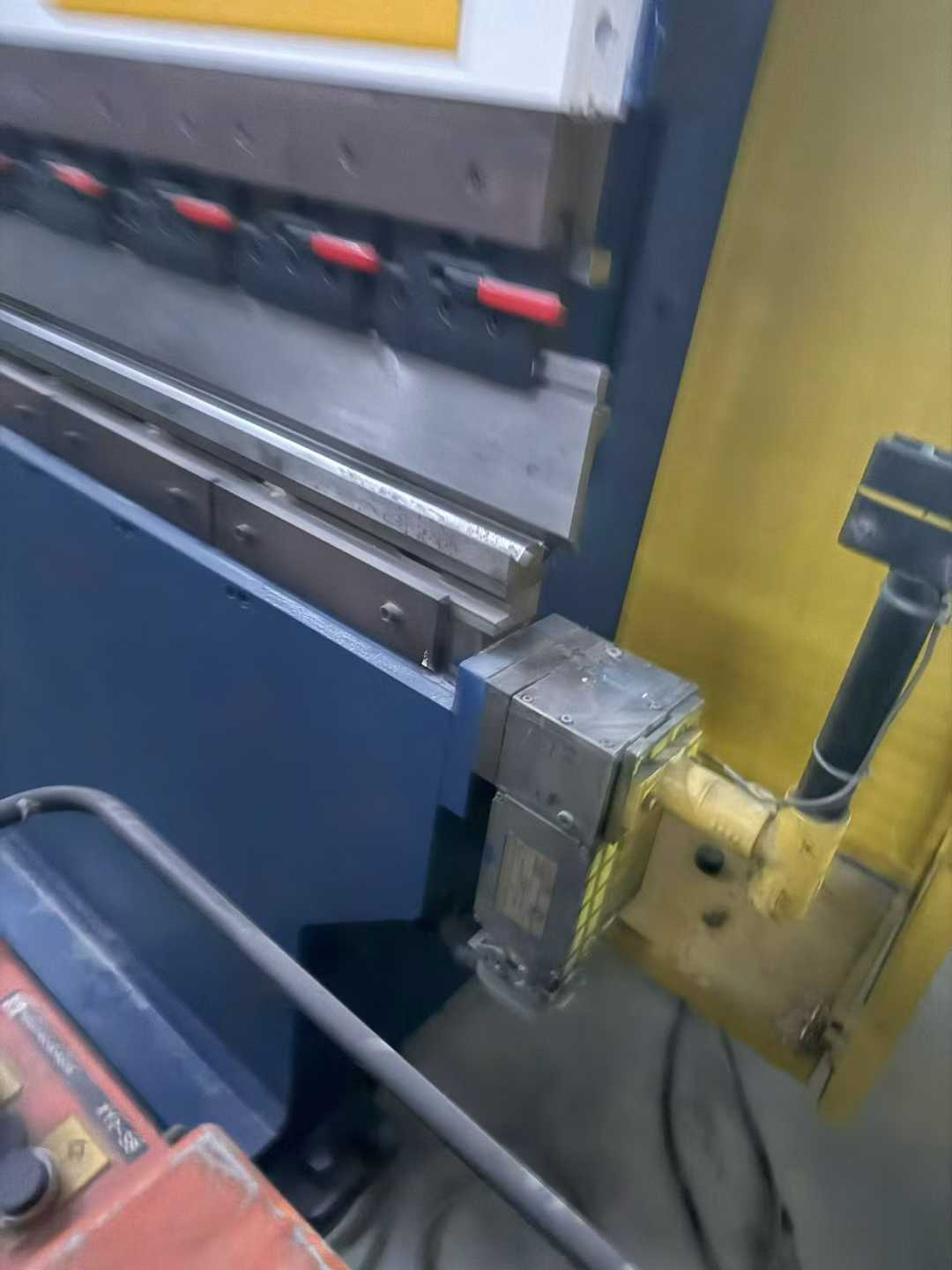 Italian Geos 200 tons, 4 meters, hybrid oil and electric.➕ 1-axis CNC bending machine with top-of-the-line Swiss Stork CT15 CNC system.