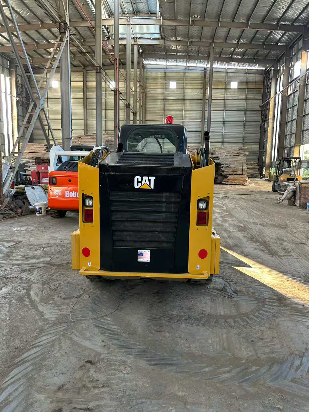 The Caterpillar 246D high-power sliding loader, featuring a brand-new bucket.