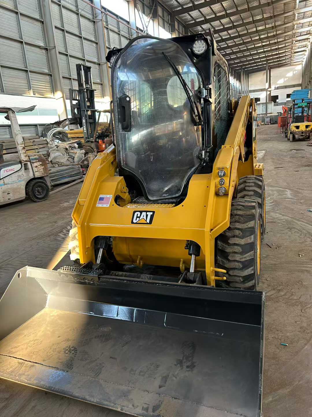 The Caterpillar 246D high-power sliding loader, featuring a brand-new bucket.
