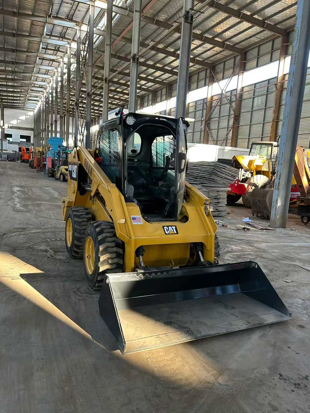 The Caterpillar 246D high-power sliding loader, featuring a brand-new bucket.