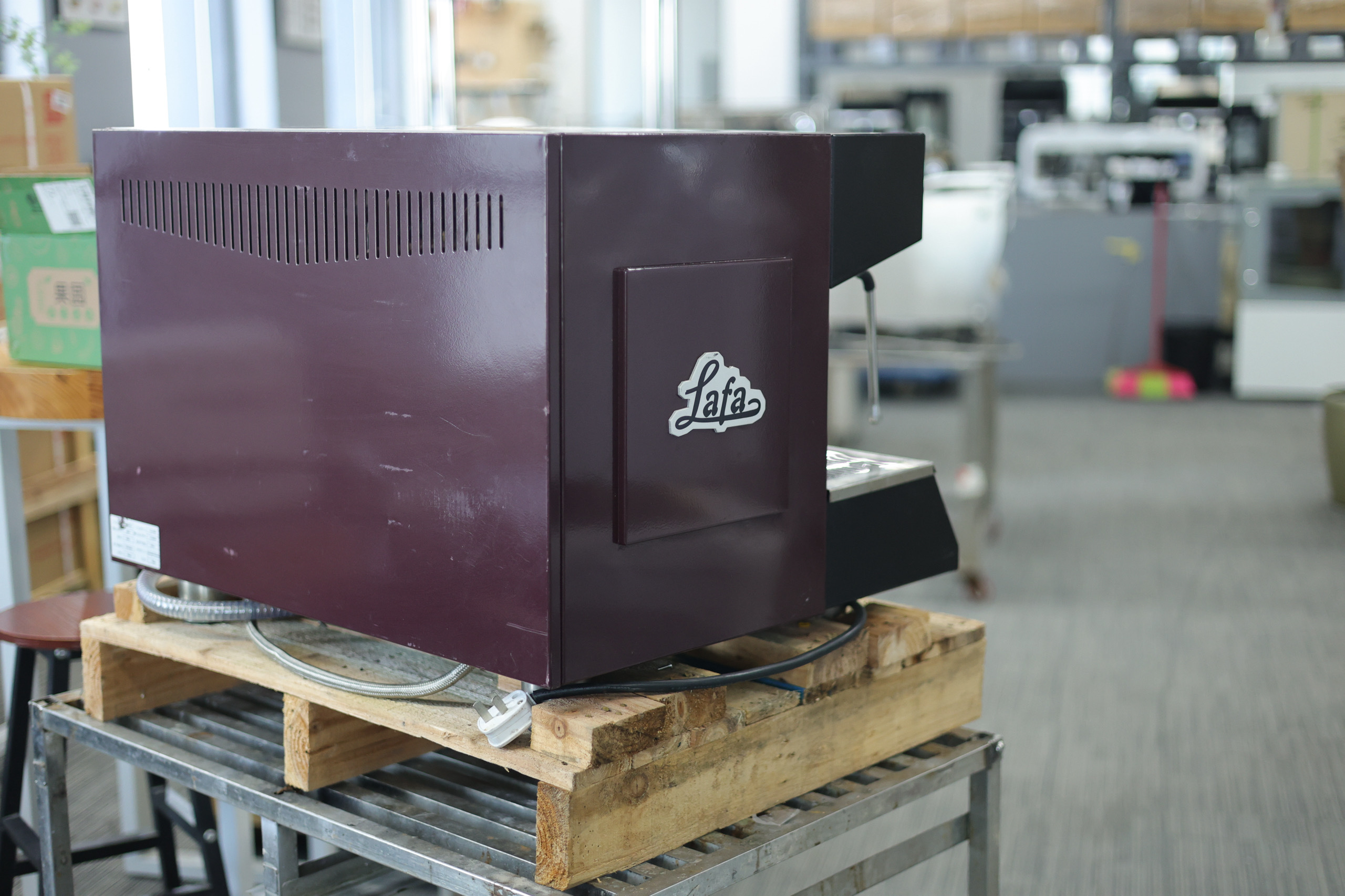 Domestic dual-head semi-automatic coffee machine.