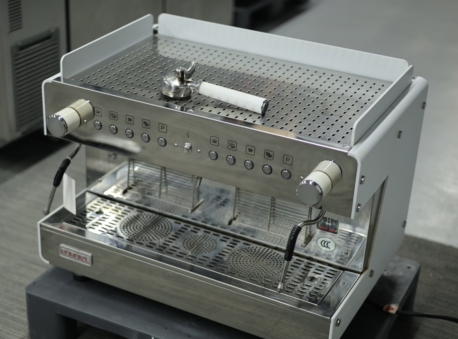 Made in China, Da Zheng Pu Rui Ze coffee machine. 2021 Features a quantitative function. Steam is more suitable for beginners.