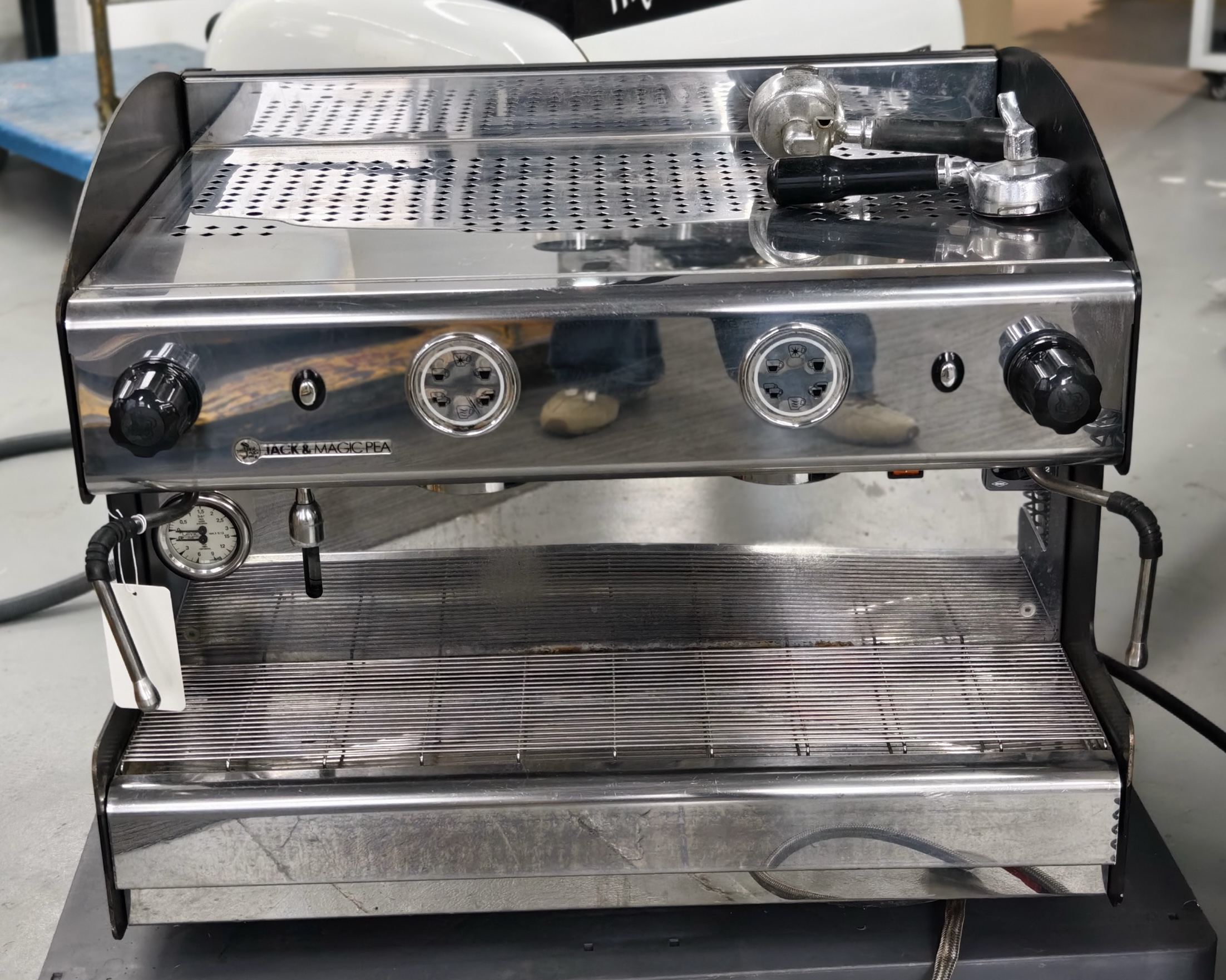 An imported commercial coffee machine, dual-head semi-automatic!