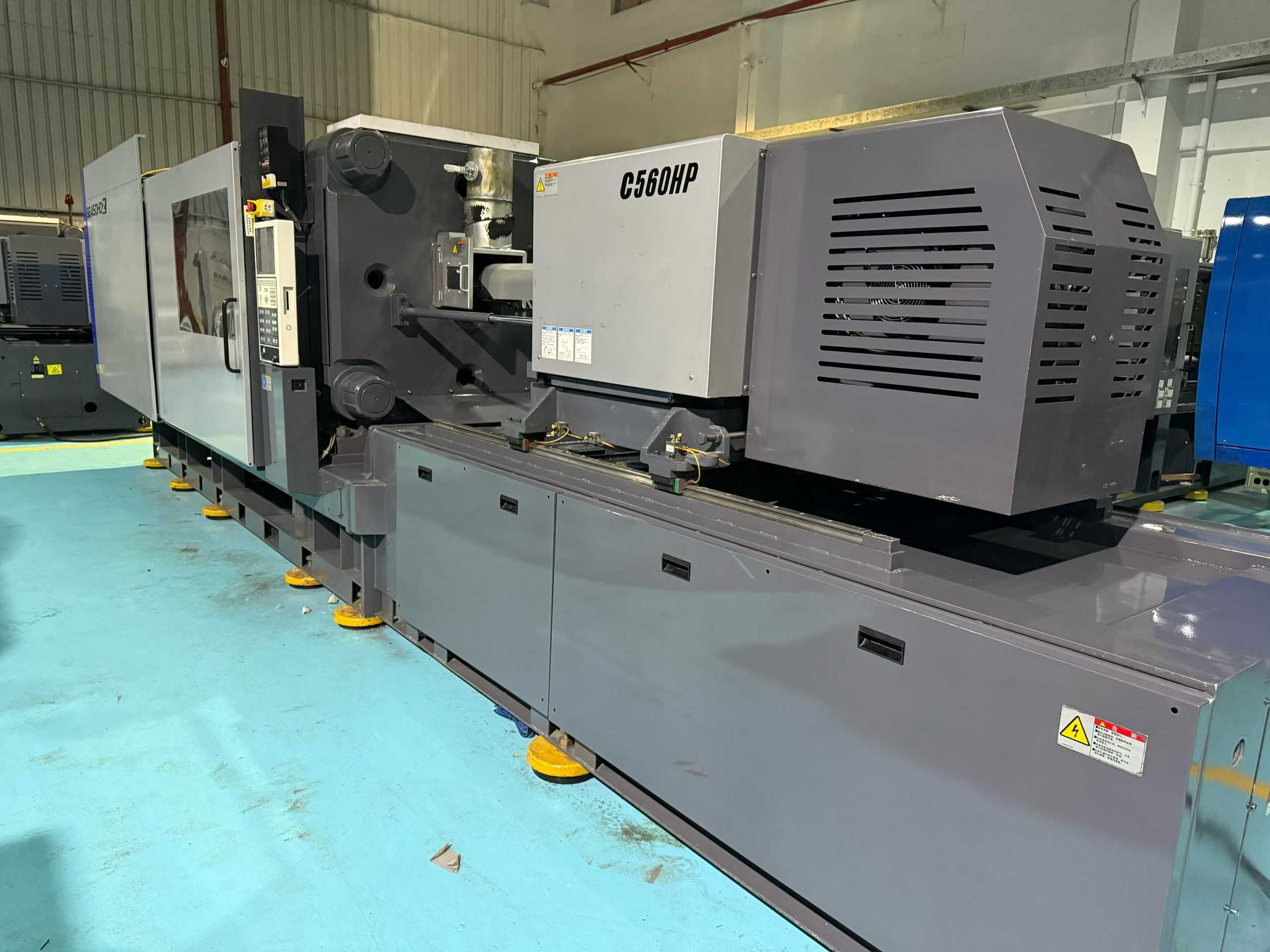 Sumitomo 450 tons. Screw diameter 36. Shooting speed 800.