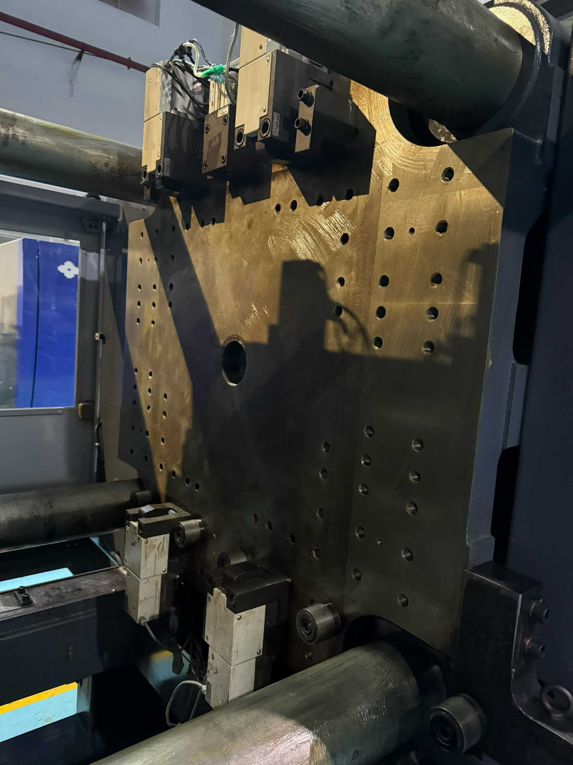 Sumitomo 450 tons. Screw diameter 36. Shooting speed 800.