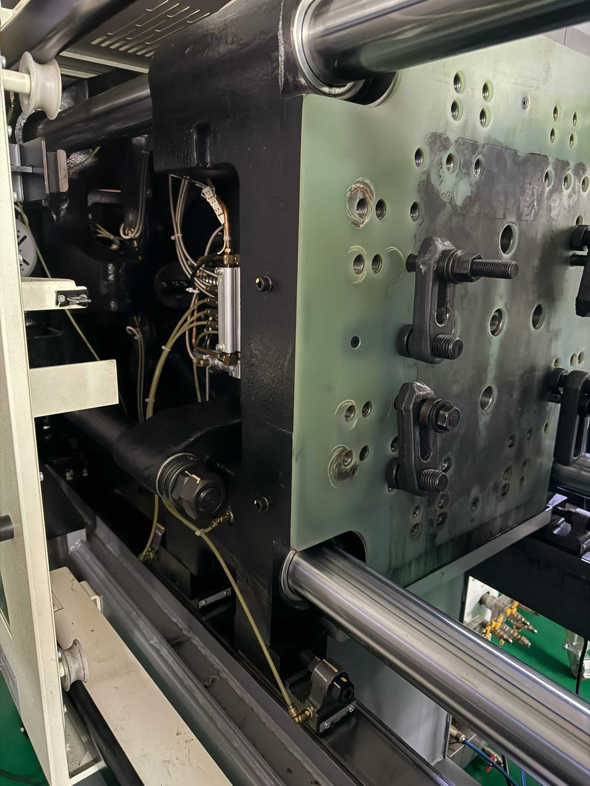 NISSEI 110 tons . 180 tons.