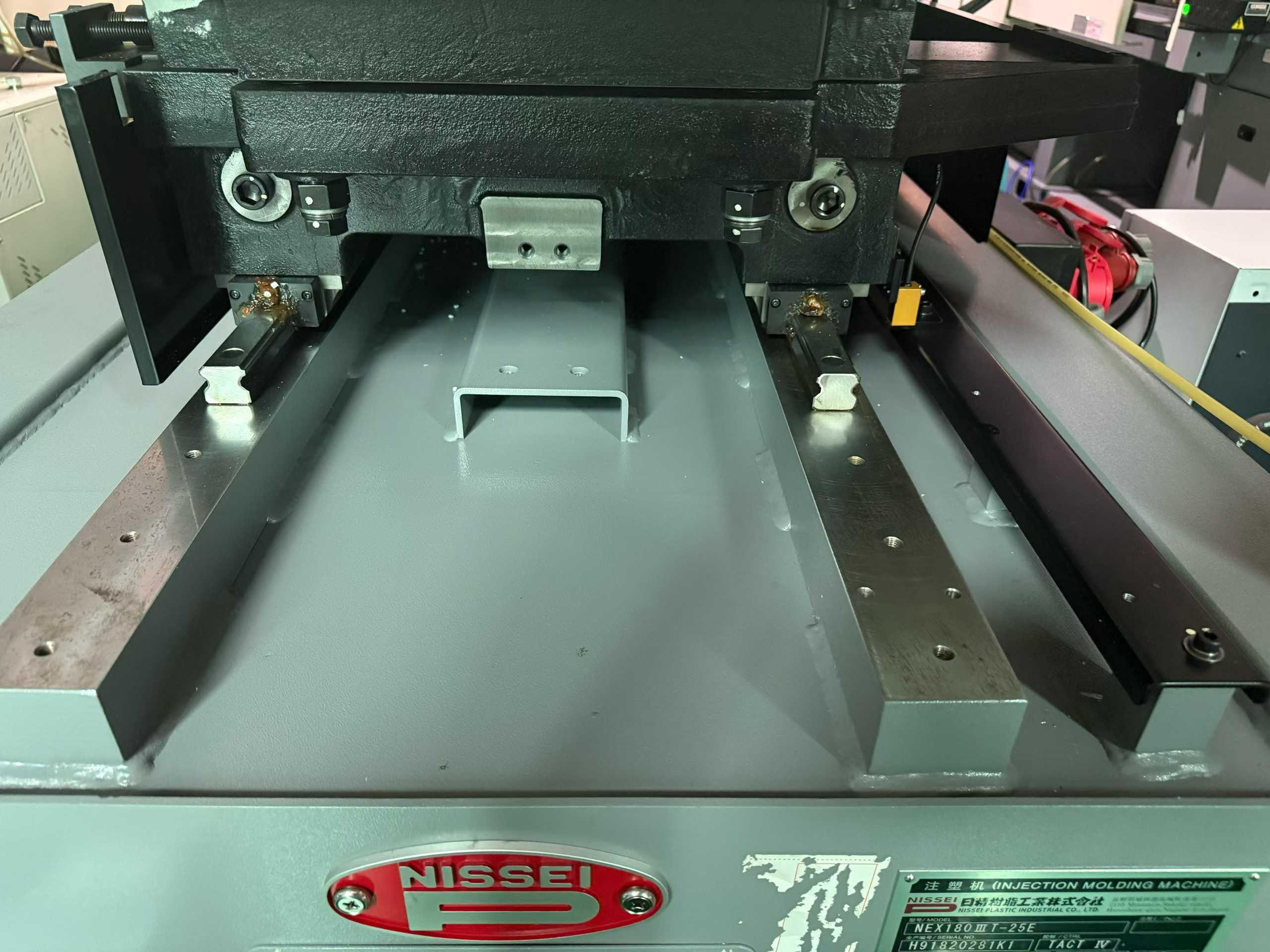 NISSEI 110 tons . 180 tons.