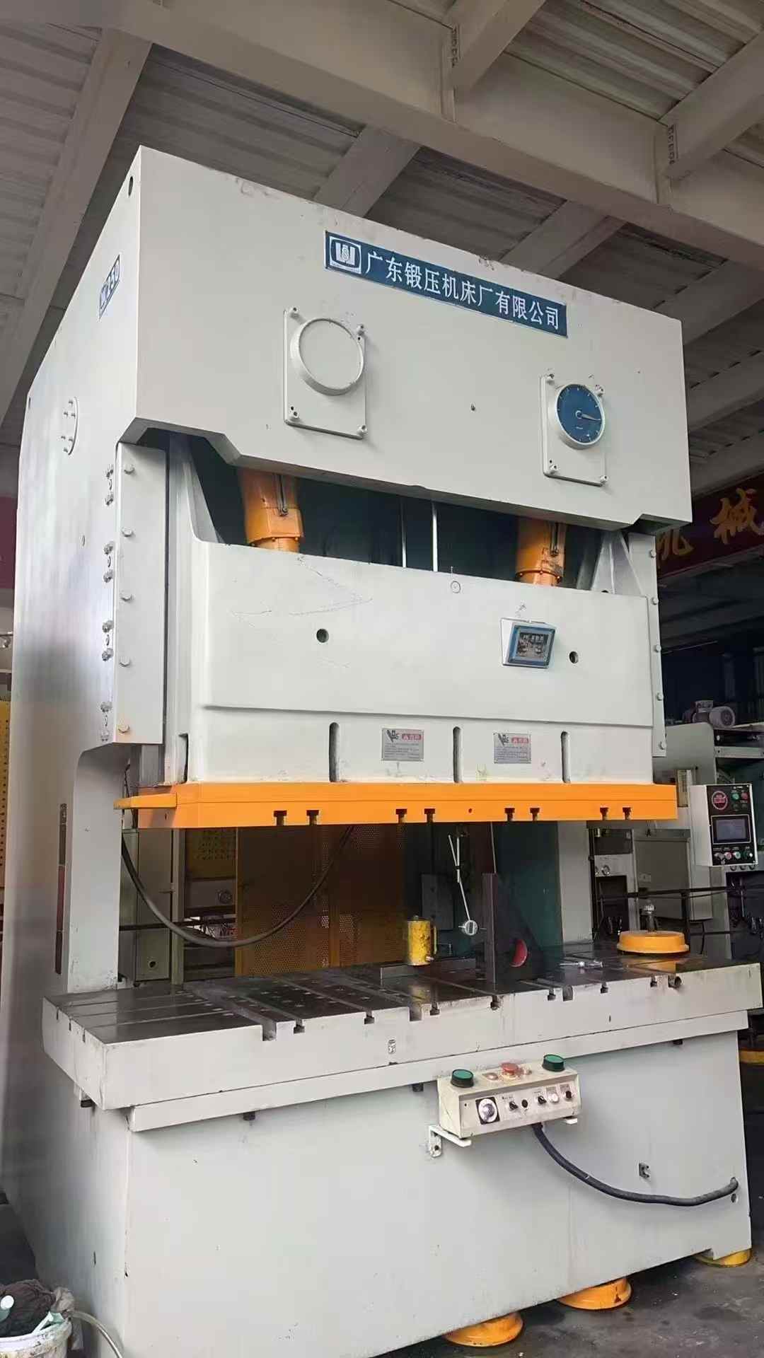 Guang-Die 250-ton press brake, stroke of 280 mm, wet clutch.