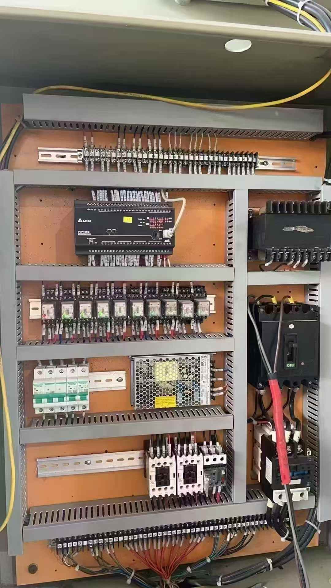 Guang-Die 250-ton press brake, stroke of 280 mm, wet clutch.