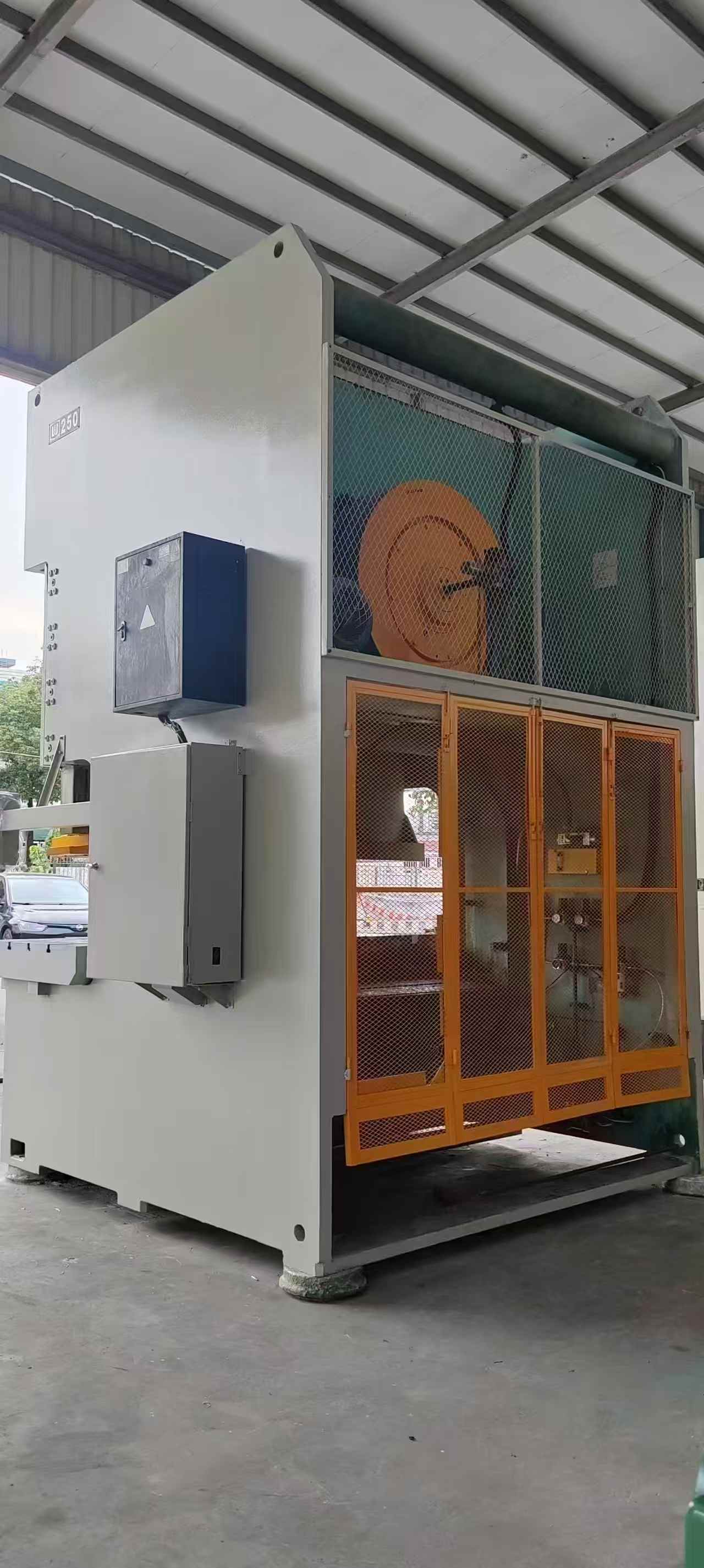 Guang-Die 250-ton press brake, stroke of 280 mm, wet clutch.