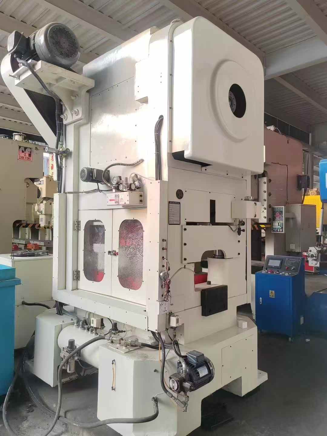 Rui Li Longmen High-Speed Punch Press, 65 tons, stroke 25 mm. Speed: 150-800 strokes per minute.