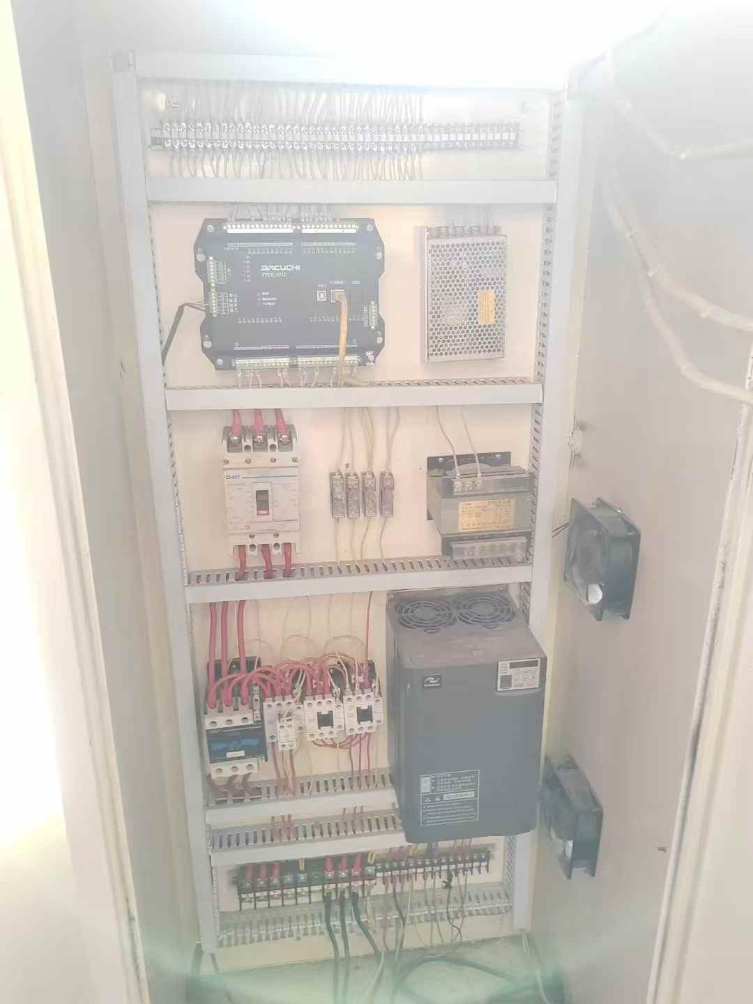 Rui Li Longmen High-Speed Punch Press, 65 tons, stroke 25 mm. Speed: 150-800 strokes per minute.