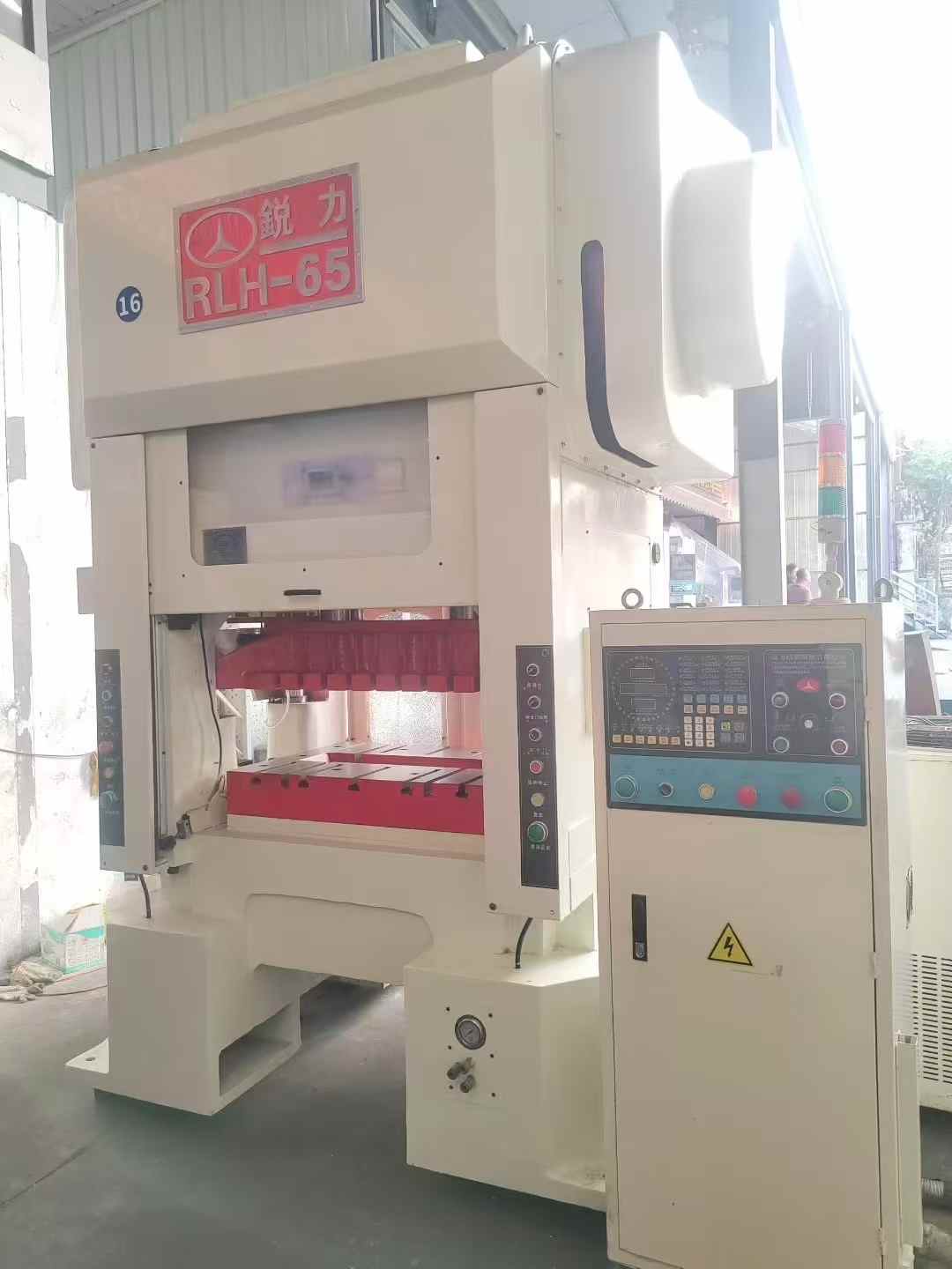 Rui Li Longmen High-Speed Punch Press, 65 tons, stroke 25 mm. Speed: 150-800 strokes per minute.