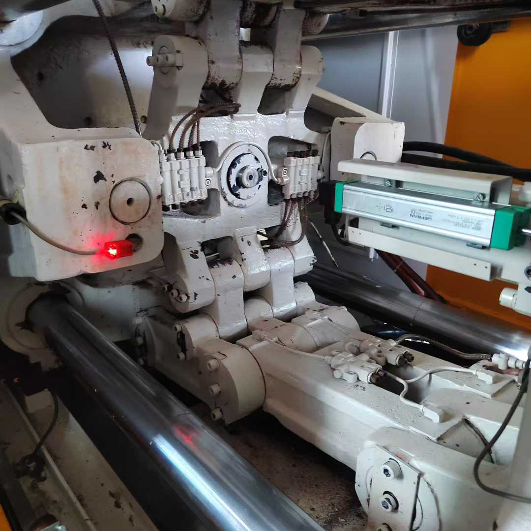 Two Apollo 160 servo units, alloy screw shafts.