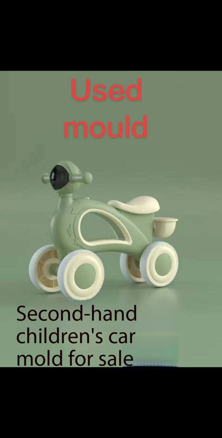 Second-hand stroller molds are sold at low prices.