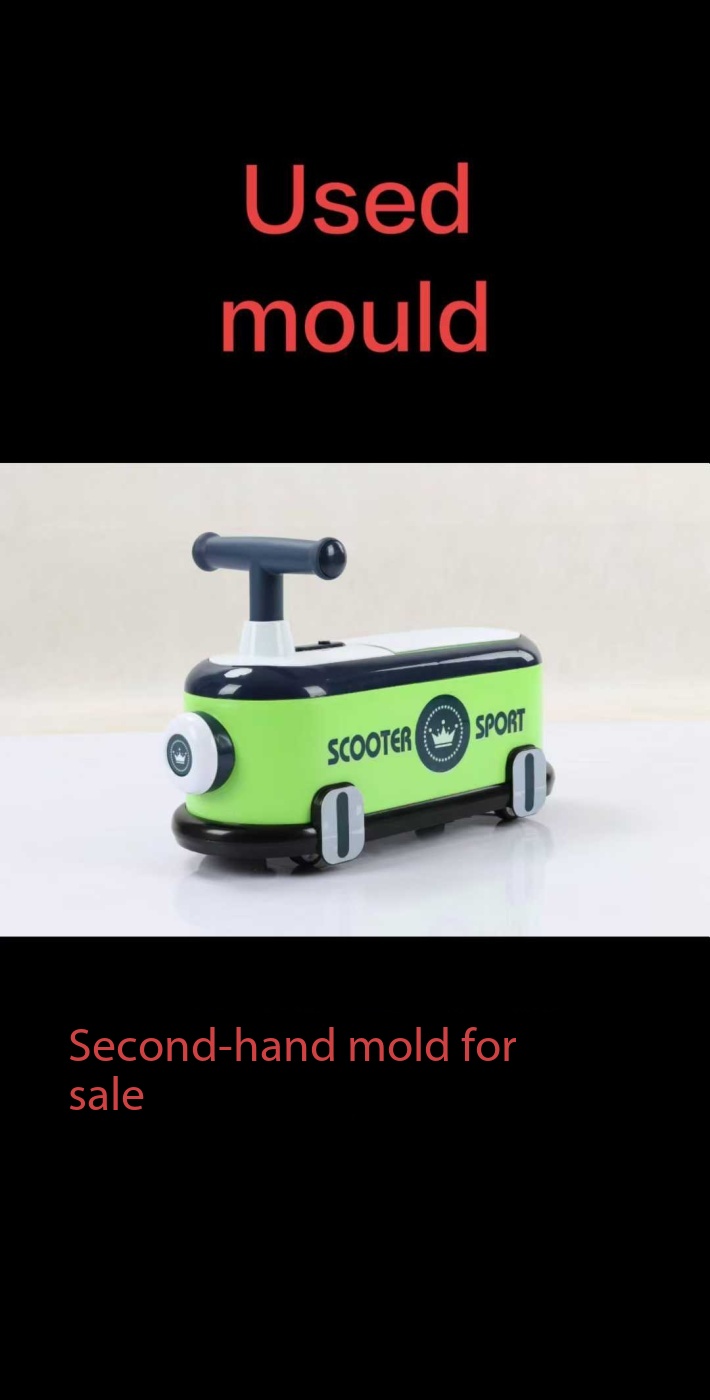 Second-hand stroller molds are sold at low prices.