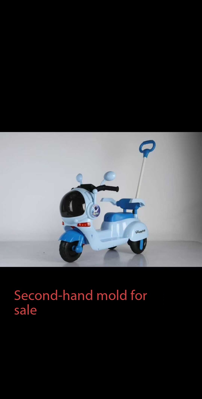 Second-hand stroller molds are sold at low prices.