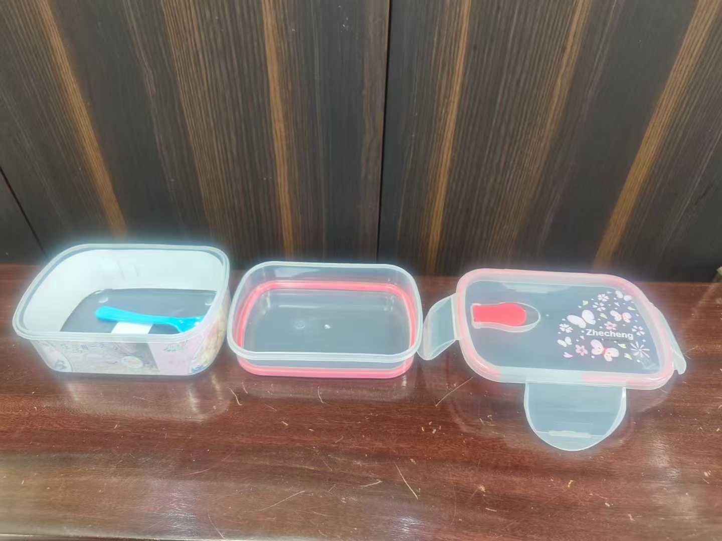 Second-hand molds are sold at low prices.