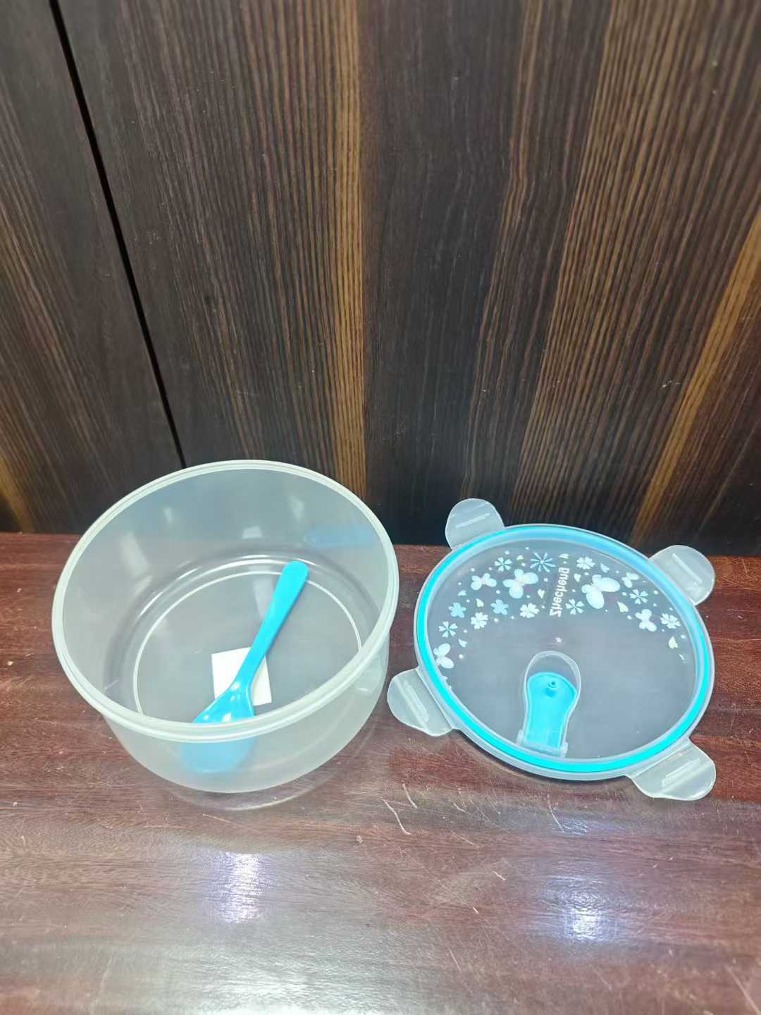 Second-hand molds are sold at low prices.