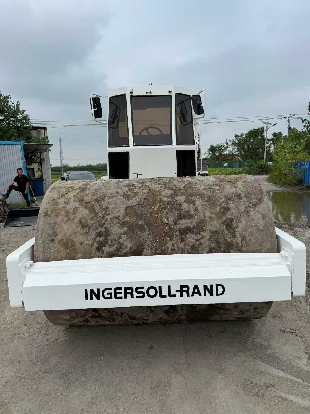 Imported Ingersoll-Rand SD150D single-steel-wheel roller, 15 tons, fully hydraulic, dual-drive system, genuine earthmoving vehicle.