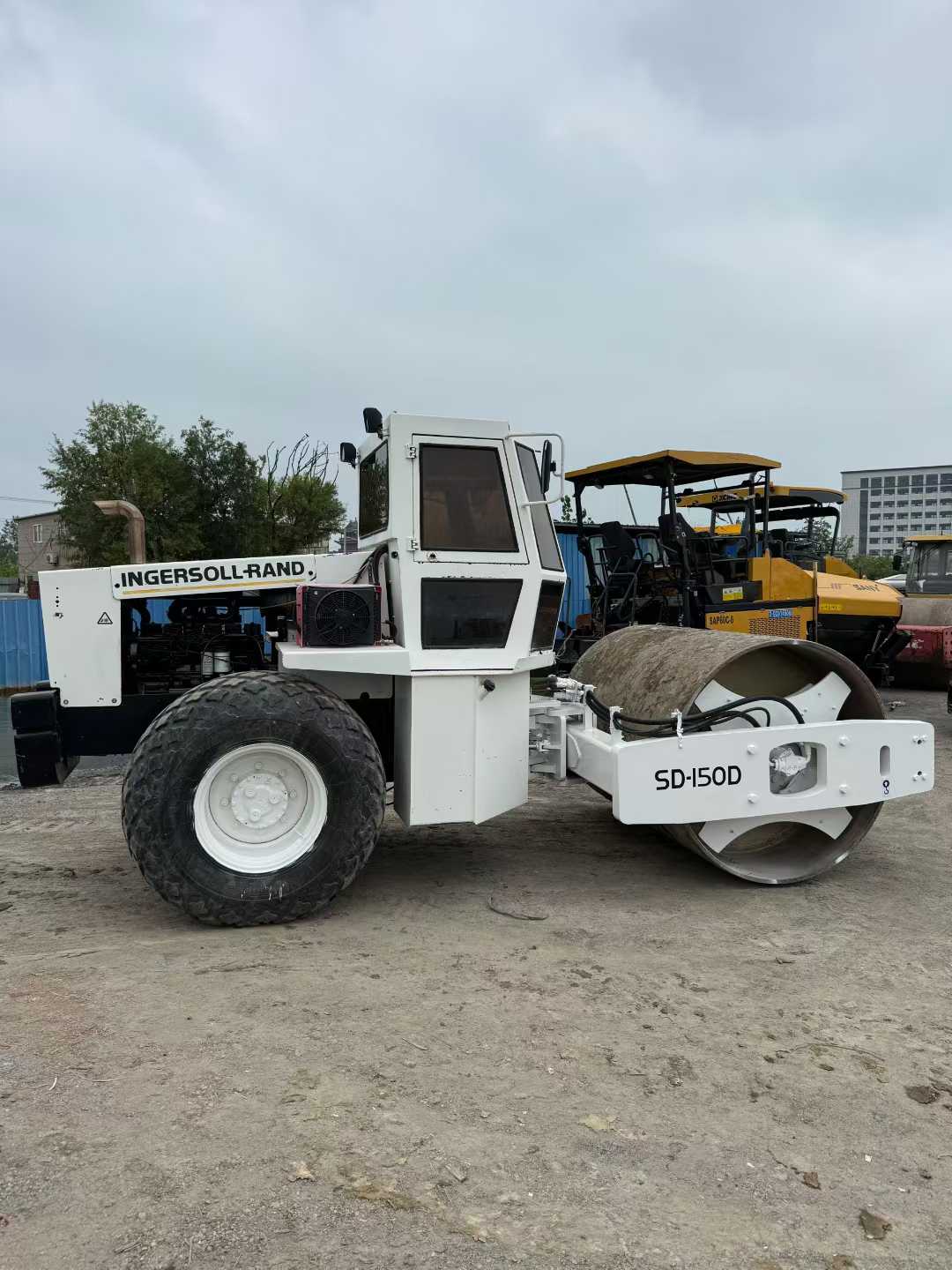 Imported Ingersoll-Rand SD150D single-steel-wheel roller, 15 tons, fully hydraulic, dual-drive system, genuine earthmoving vehicle.
