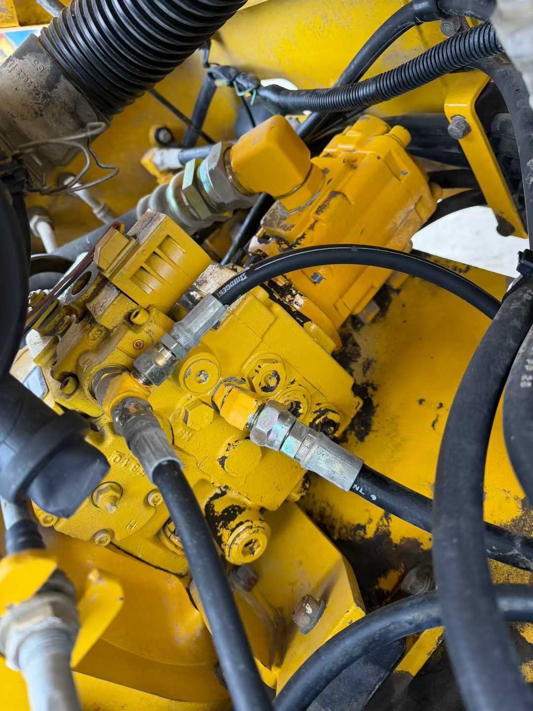 Purely imported Shui Jing SW330 mini roller, 3 tons, fully hydraulic, dual-drive, dual-vibration, operating for 1415 hours.