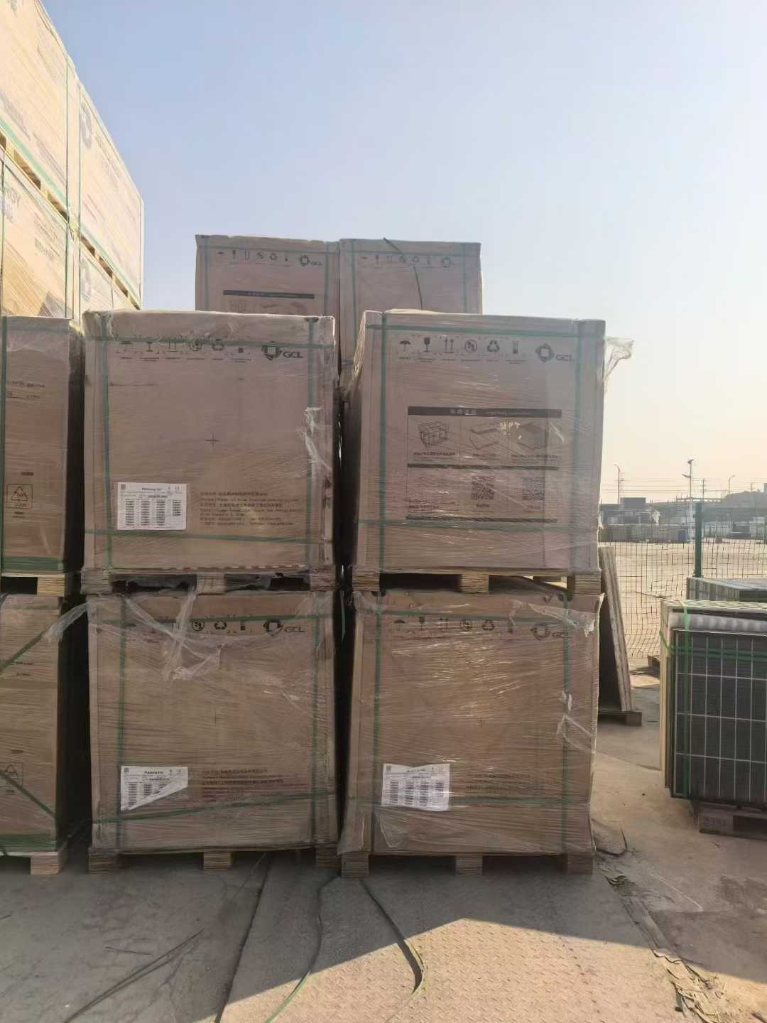 GCL Engineering’s remaining dual-glass module with a capacity of 615 watts. 12 units in stock!