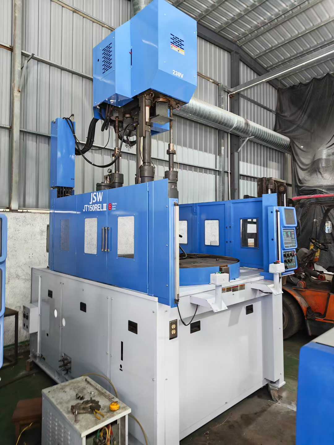 150RELⅢ Electric Rotary Table Vertical Injection Molding Machine. Rotary table diameter: 1490 mm. Screw diameter: 45 mm. Spindle speed: 160 rpm.