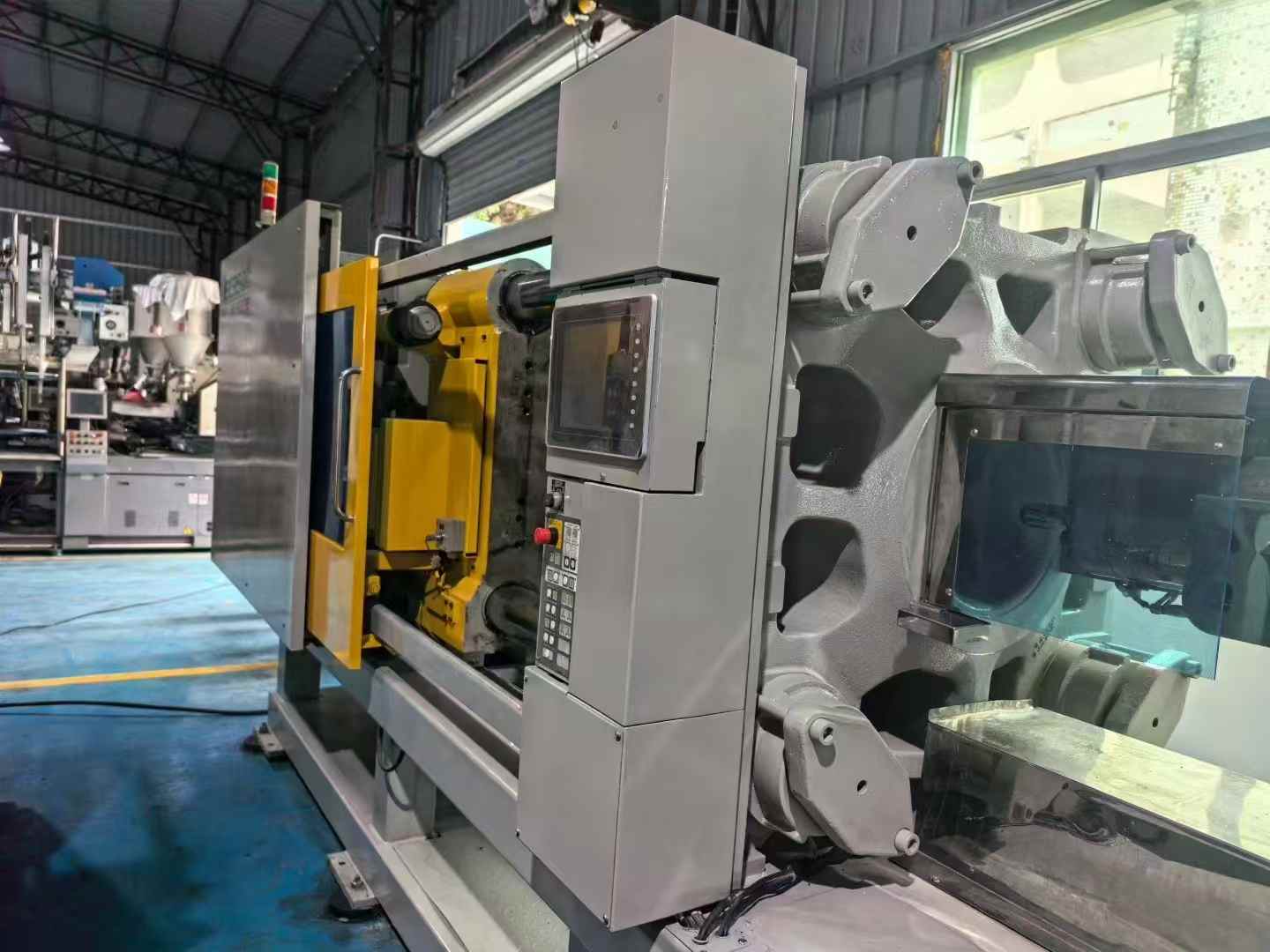 Toshiba’s fully electric injection molding machine EC350C, lower mold 730, screw diameter 60, injection speed 160.