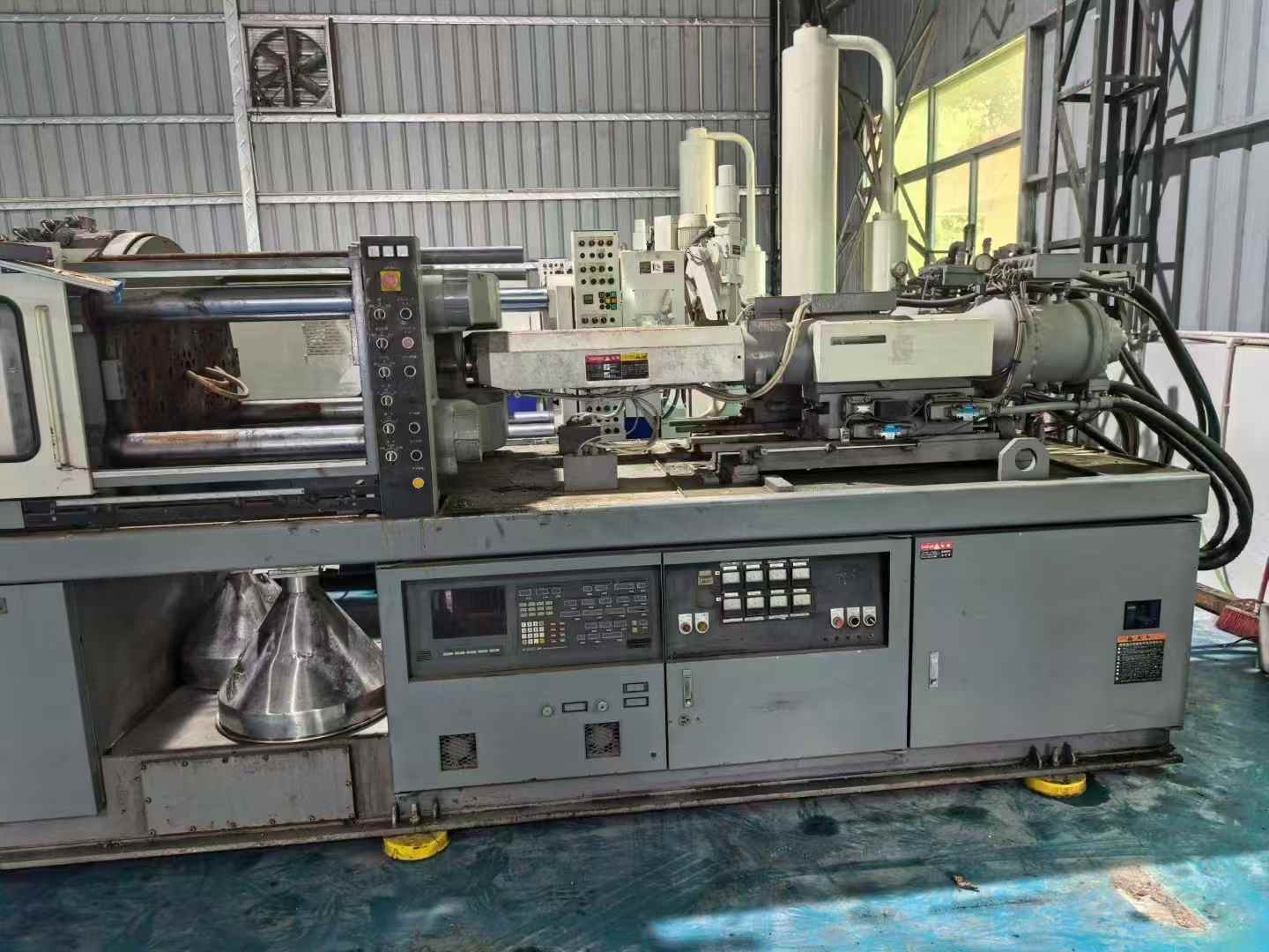 Hitachi Machine DC200 dual-color injection molding machine, 1 unit, turntable 960, lower mold 930, screw diameter 40-40, center distance 500.