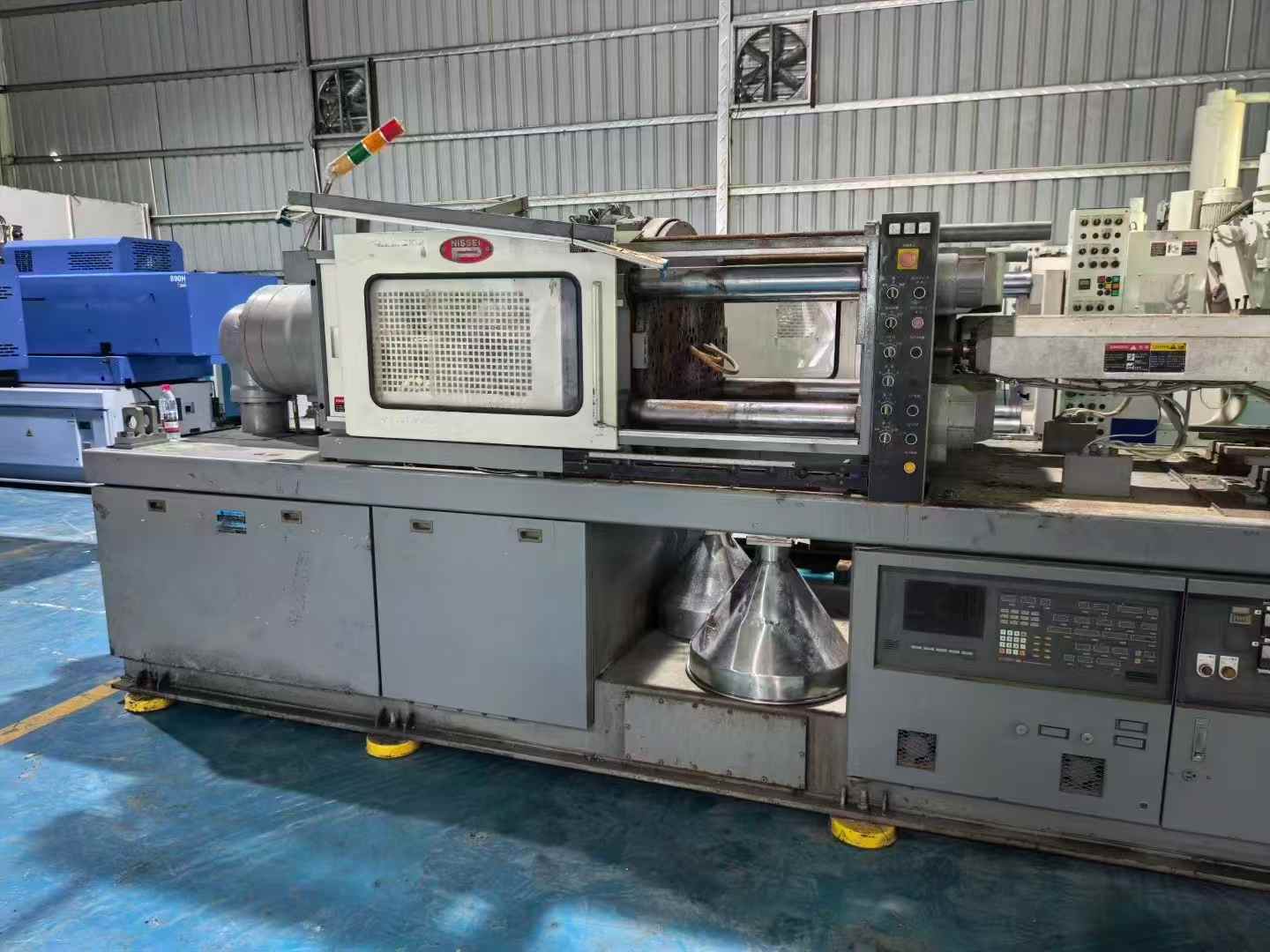 Hitachi Machine DC200 dual-color injection molding machine, 1 unit, turntable 960, lower mold 930, screw diameter 40-40, center distance 500.