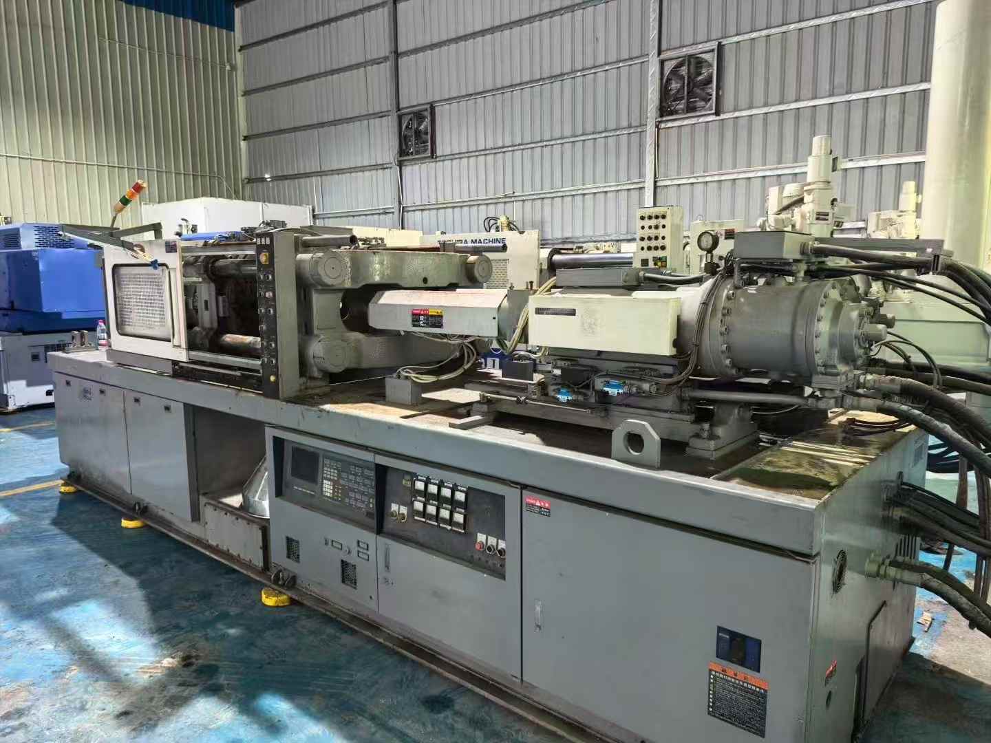 Hitachi Machine DC200 dual-color injection molding machine, 1 unit, turntable 960, lower mold 930, screw diameter 40-40, center distance 500.