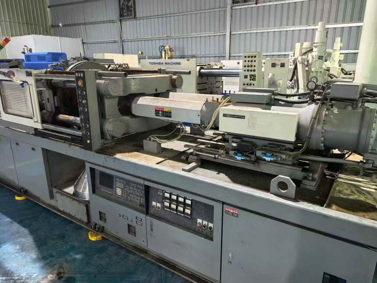 Hitachi Machine DC200 dual-color injection molding machine, 1 unit, turntable 960, lower mold 930, screw diameter 40-40, center distance 500.