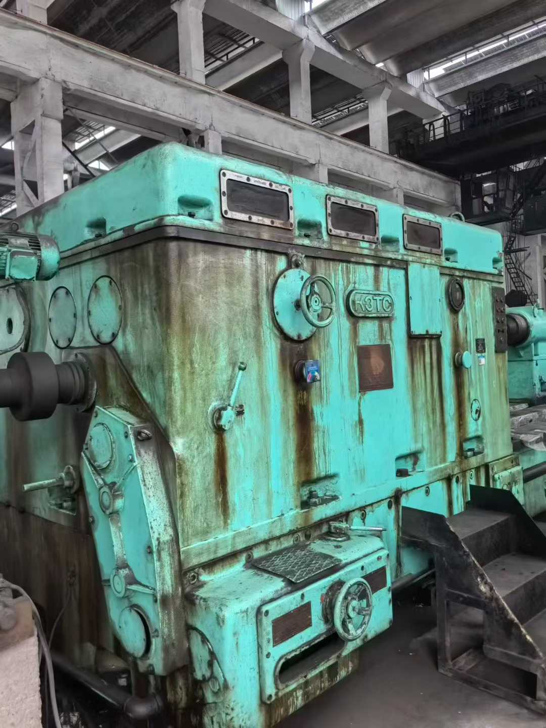 Russian 2/12-meter heavy cargo vehicle, four guide tracks measuring 2.3 meters, dual knife frames capable of weighing 120 tons.