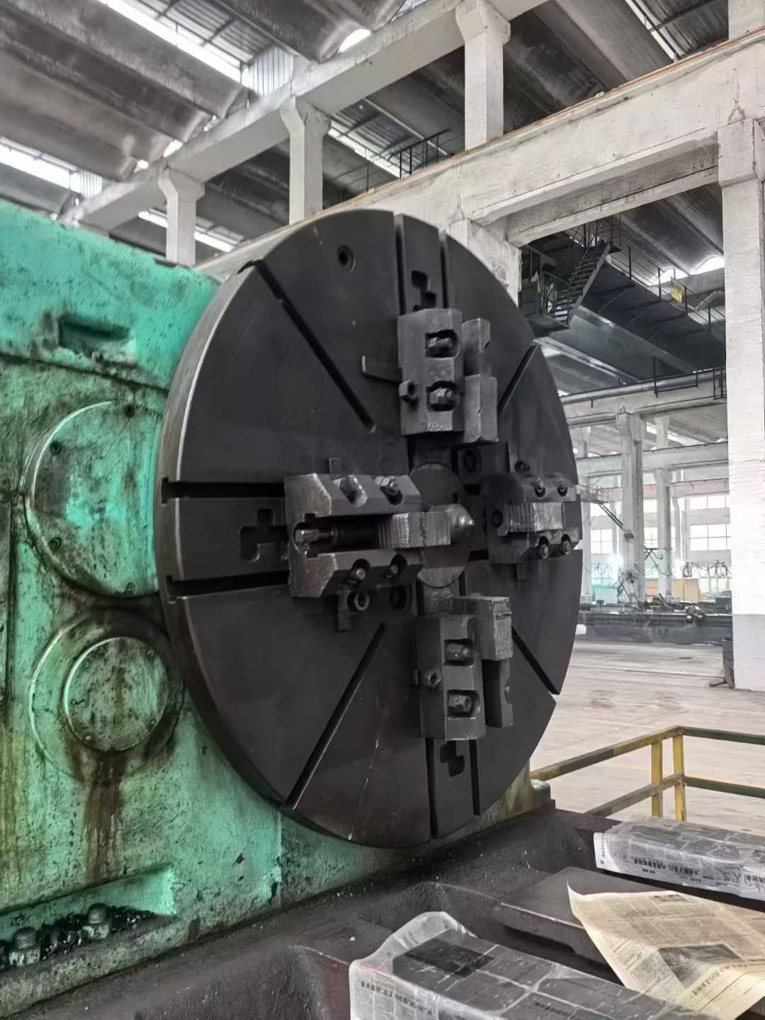 Russian 2/12-meter heavy cargo vehicle, four guide tracks measuring 2.3 meters, dual knife frames capable of weighing 120 tons.