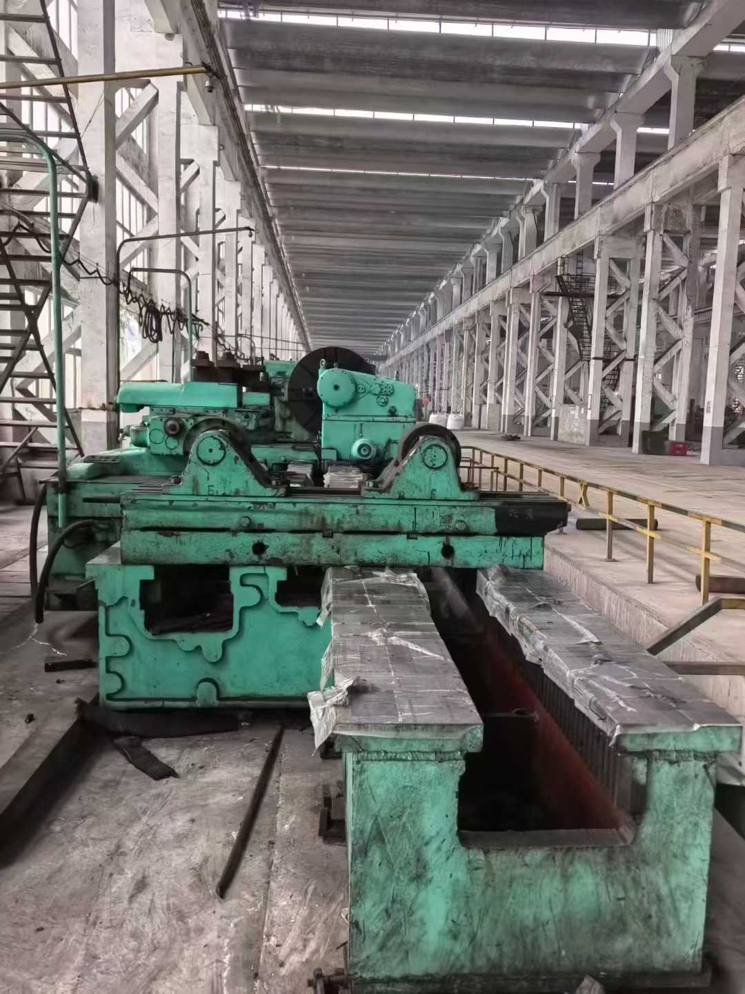 Russian 2/12-meter heavy cargo vehicle, four guide tracks measuring 2.3 meters, dual knife frames capable of weighing 120 tons.