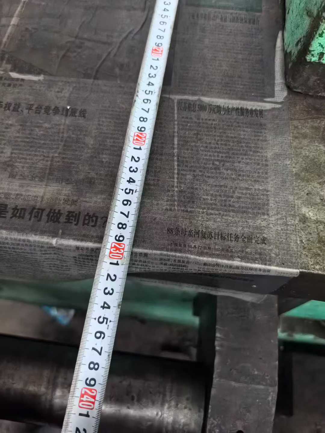 Russian 2/12-meter heavy cargo vehicle, four guide tracks measuring 2.3 meters, dual knife frames capable of weighing 120 tons.