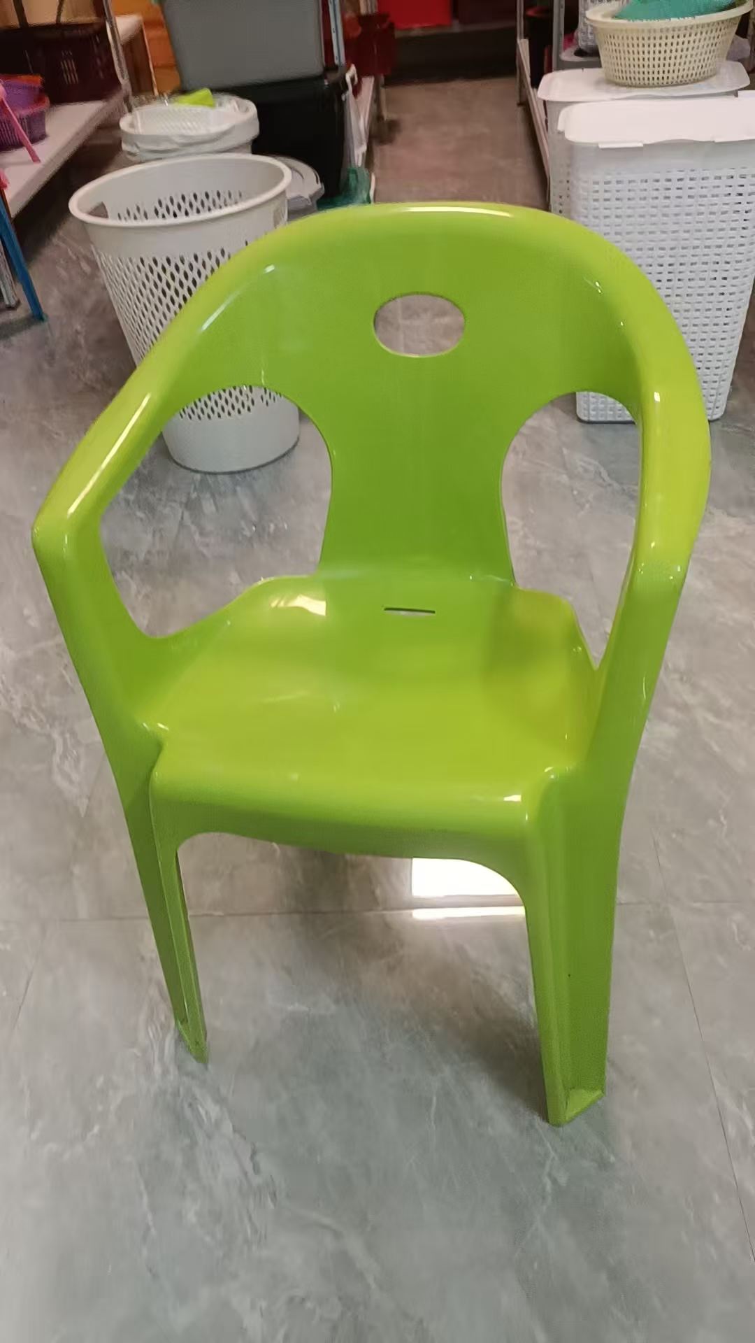 Second-hand molds are sold at low prices.