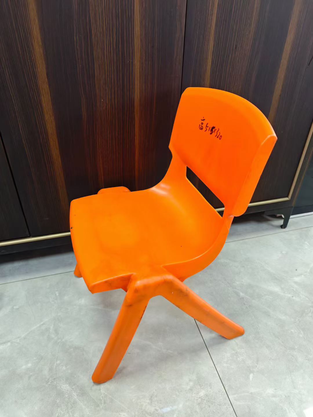 Second-hand molds are sold at low prices.