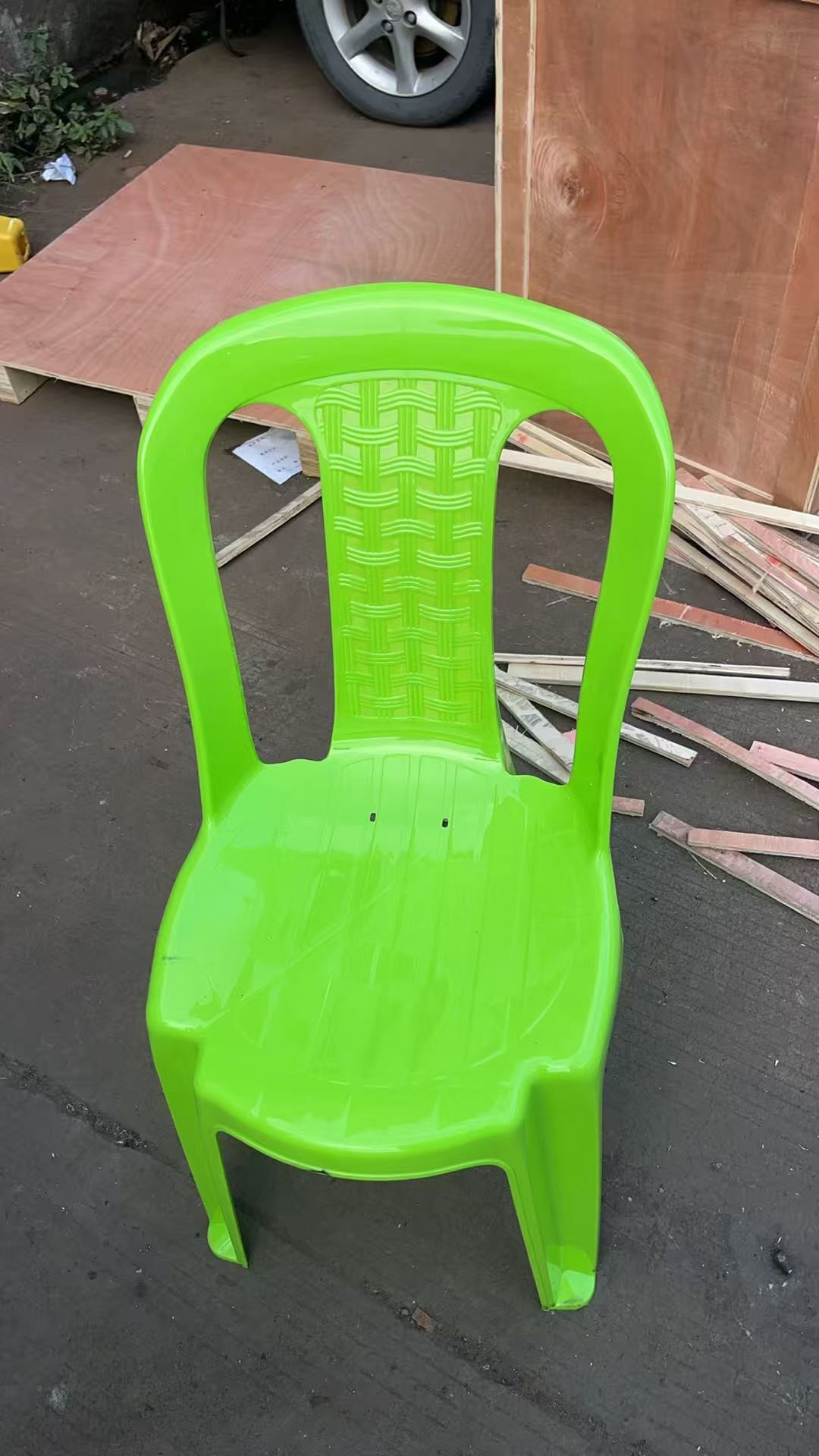 Second-hand molds are sold at low prices.